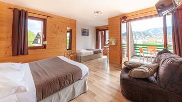 Family Room | Desk, free WiFi, wheelchair access