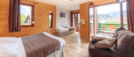 Family Room | Desk, free WiFi, wheelchair access