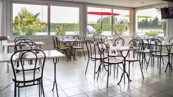 Dagelijks ontbijtbuffet (EUR 10 per persoon)