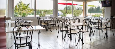 Desayuno buffet diario (EUR 10 por persona)