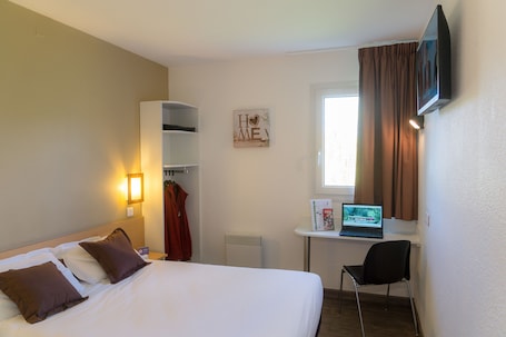 Desk, blackout curtains, soundproofing, iron/ironing board. Fasthotel Perigueux