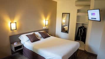 Double Room | Desk, blackout drapes, soundproofing, iron/ironing board