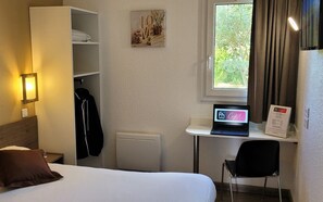 Schreibtisch, Verdunkelungsvorhänge, schallisolierte Zimmer