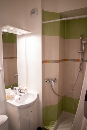 Shower, free toiletries, hair dryer, towels - Fasthotel Perigueux (Marsac-sur-l'Isle)