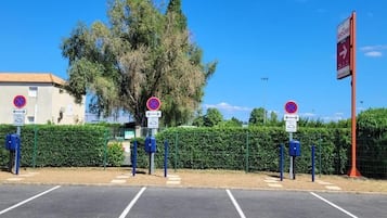 Electric vehicle charging station