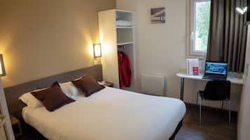 Tweepersoonskamer | Een bureau, verduisterende gordijnen, geluiddichte muren