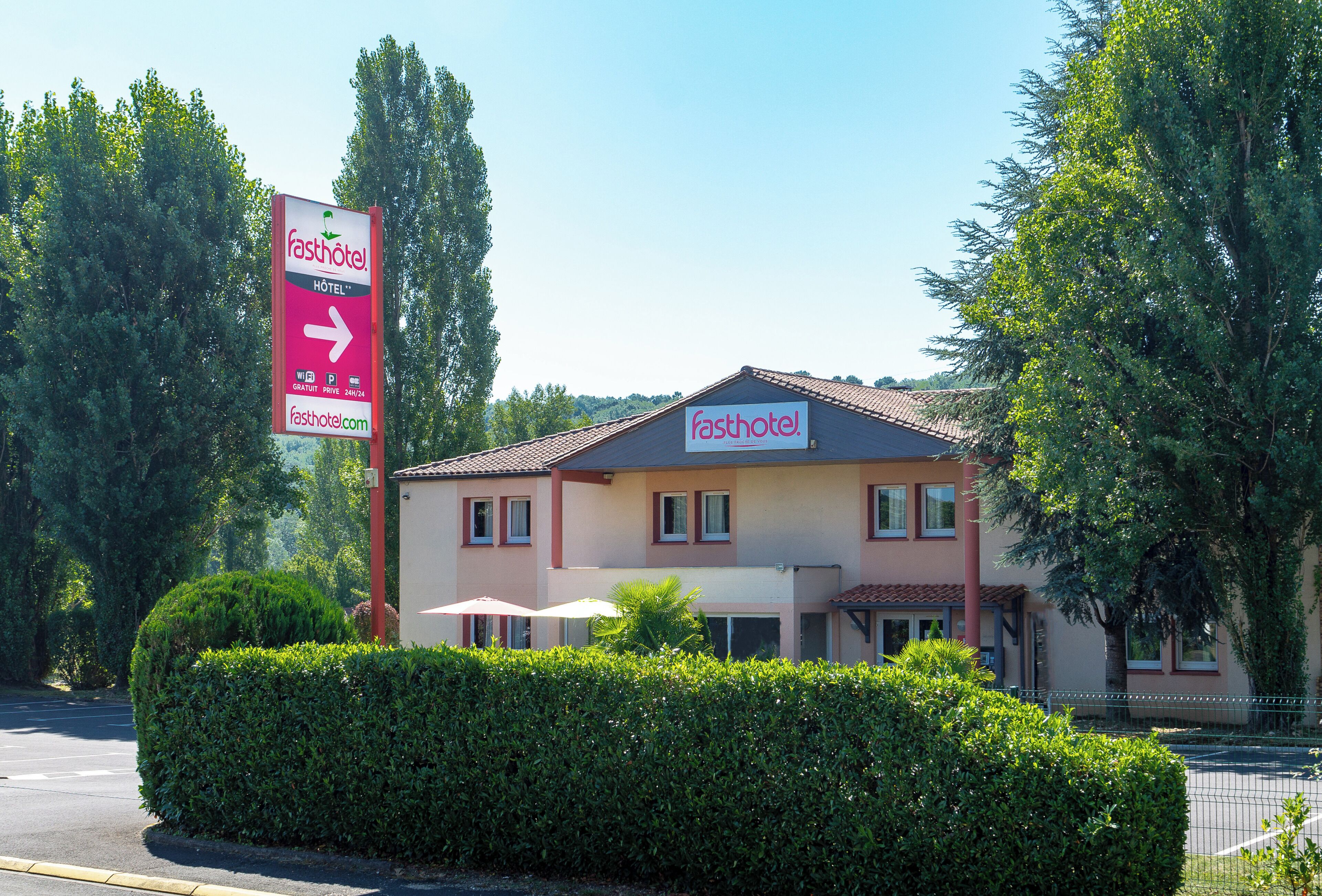 A building with a sign for 'fasthotel' indicating a hotel.