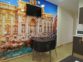 Apartamento, 1 habitación | Zona de estar | Una televisión