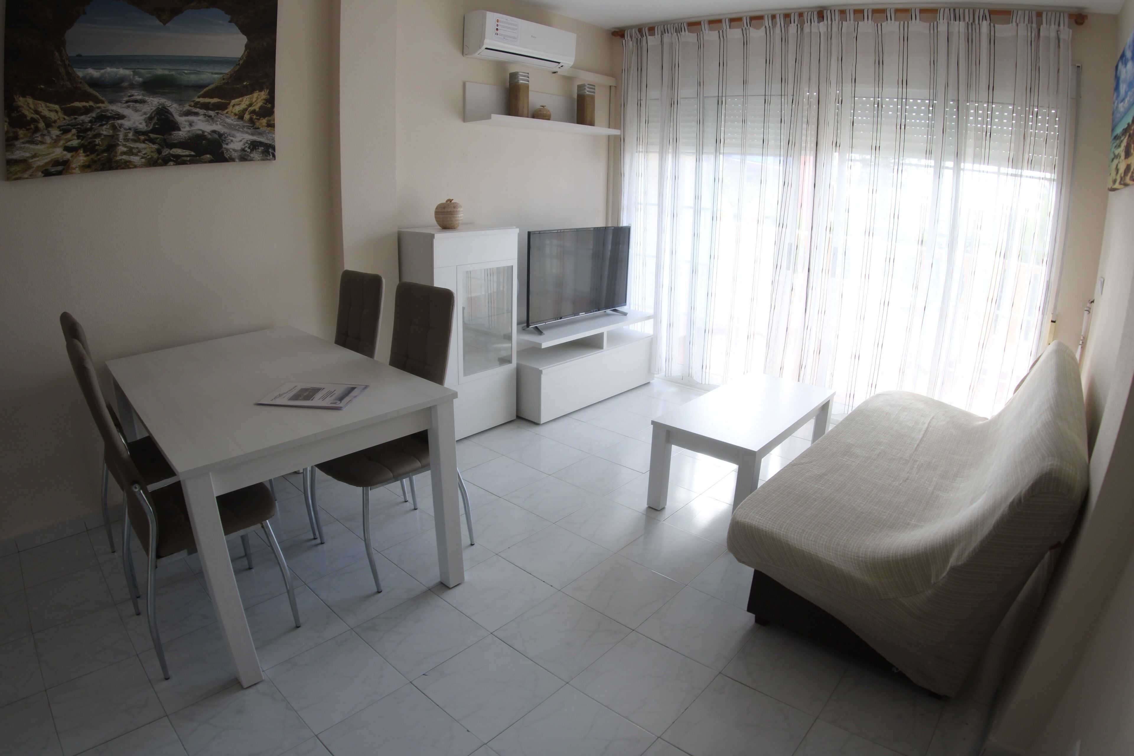 Apartamento superior, 2 habitaciones, vistas al mar | Zona de estar | Una televisión