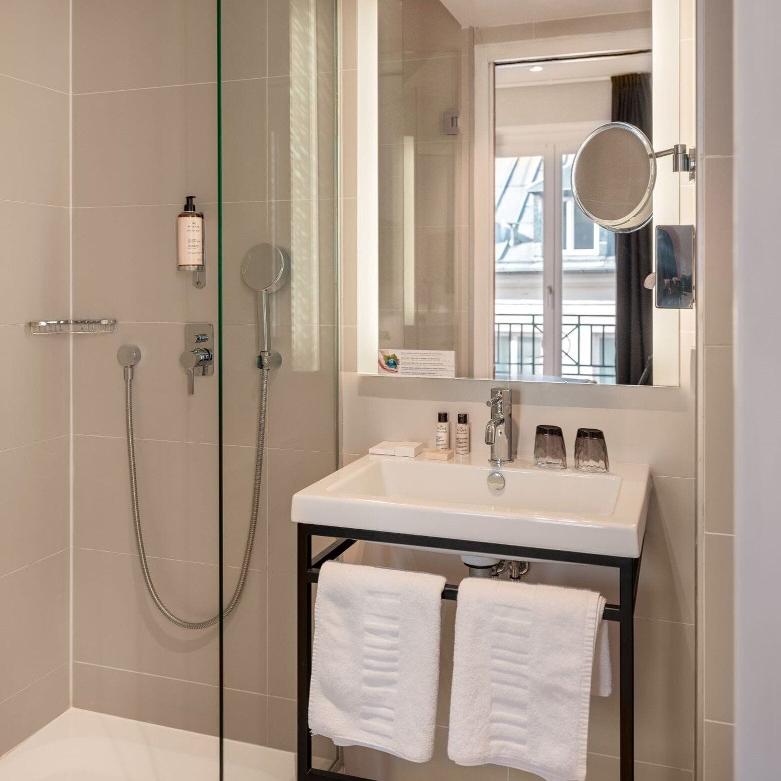 standard double room | bathroom | free toiletries, hair dryer, bathrobes, slippers