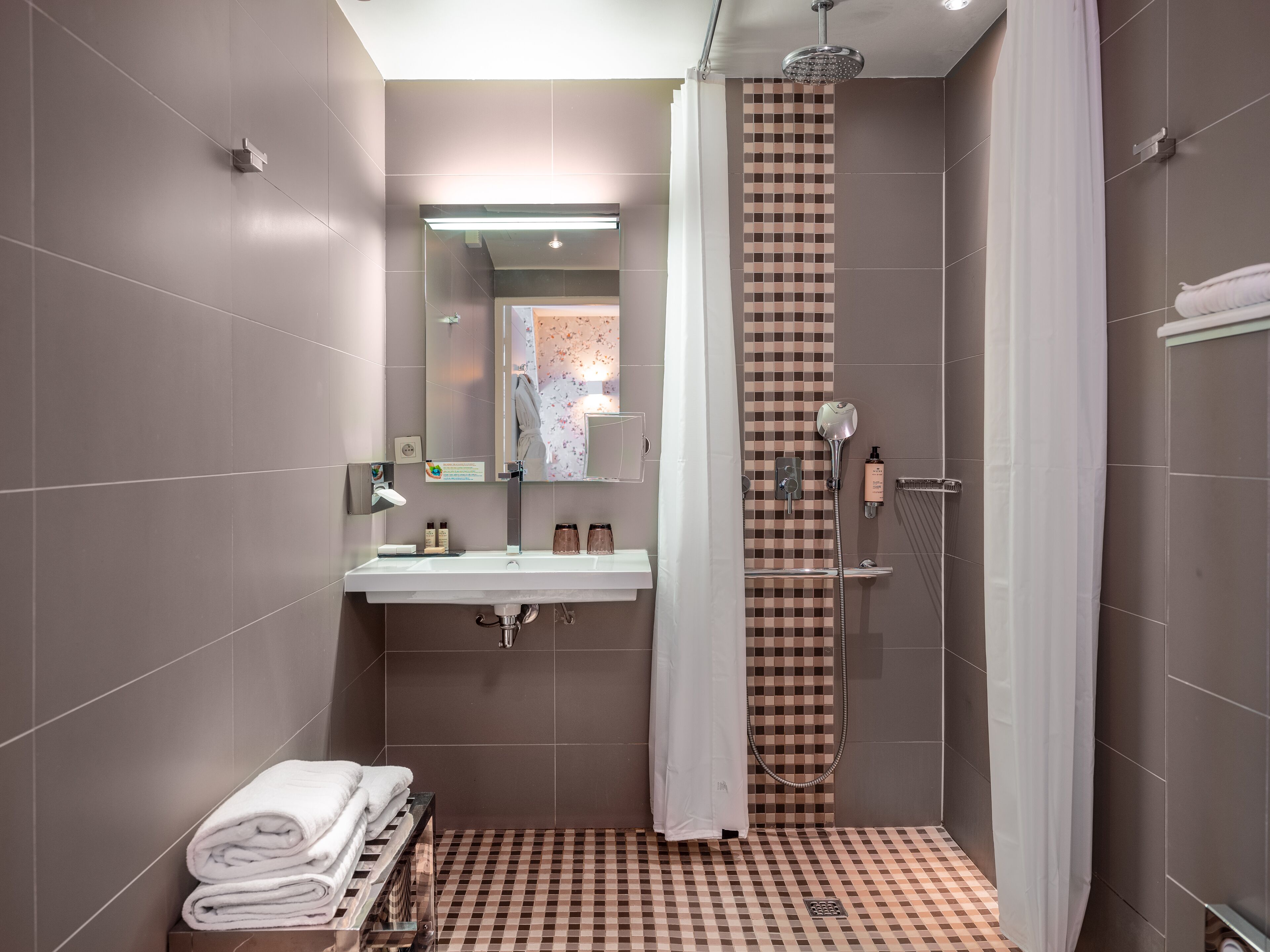 triple room | bathroom | free toiletries, hair dryer, bathrobes, slippers