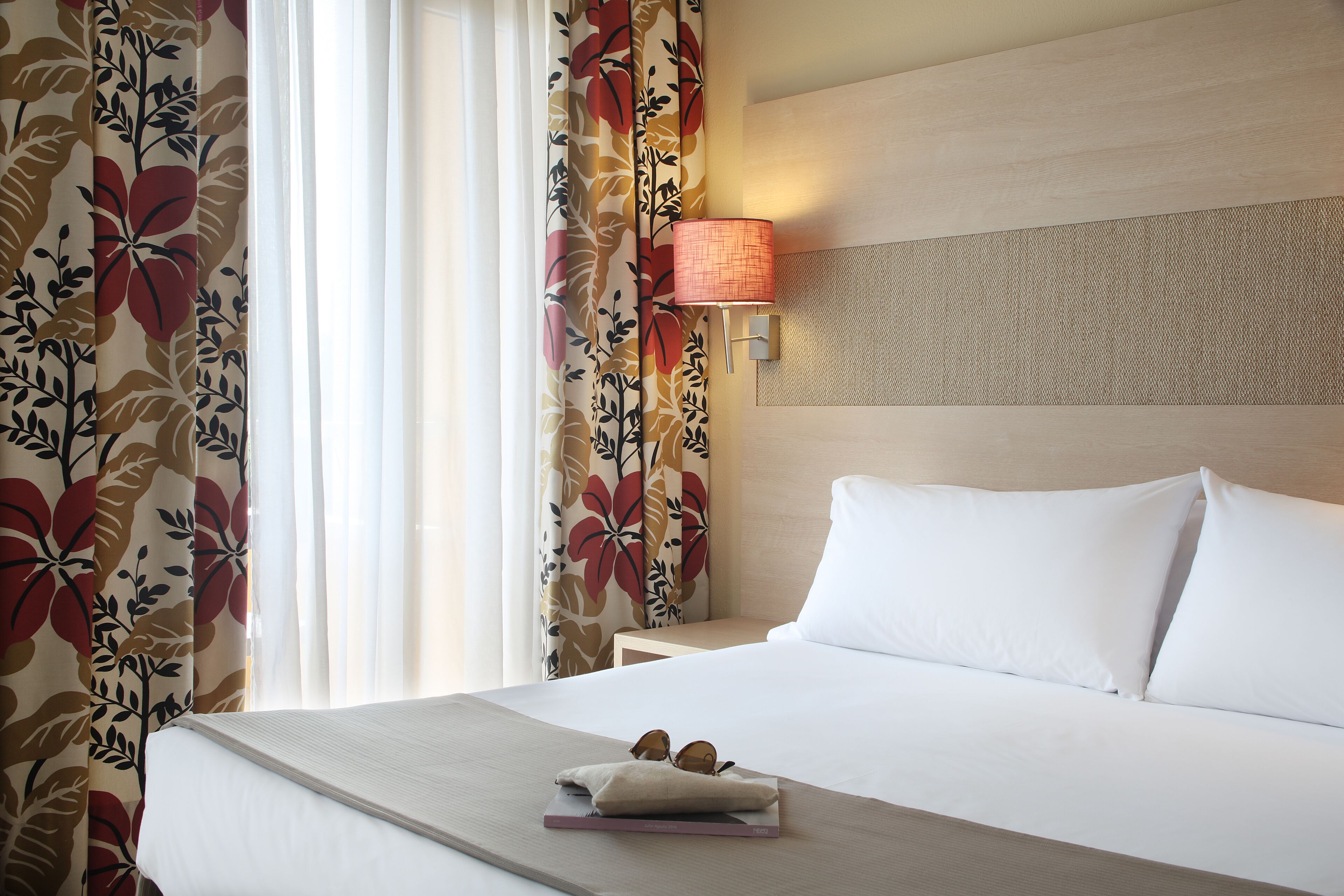 Ropa de cama de alta calidad, cortinas opacas, sistema de insonorización
