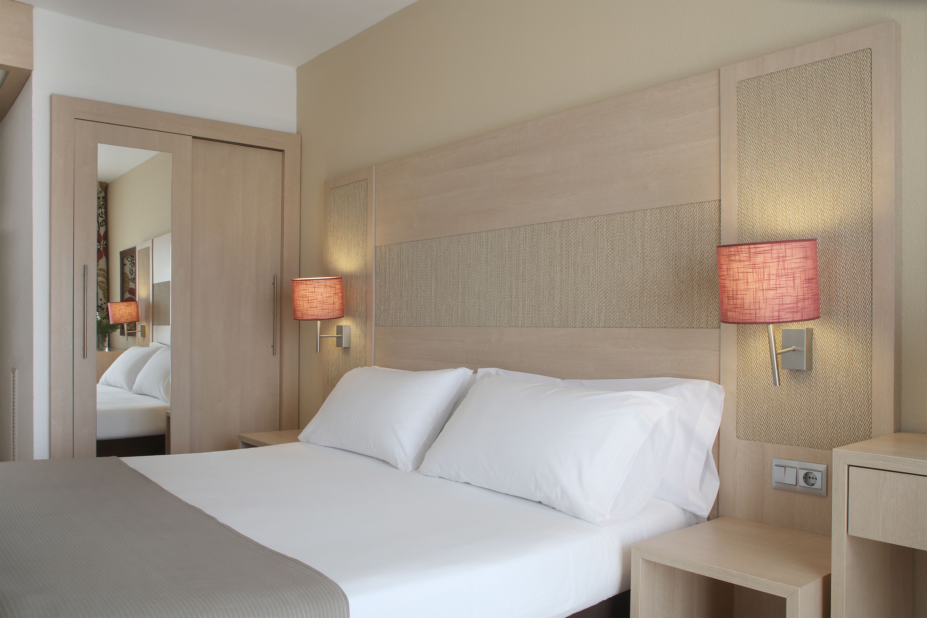 Ropa de cama de alta calidad, cortinas opacas, sistema de insonorización