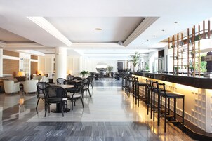 Café da manhã com buffet todos os dias (EUR 15 por pessoa) 