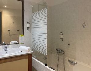 Classic Double Room | Bathroom | Hair dryer, towels