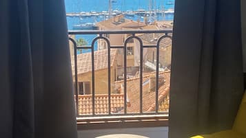 Grand Comfort Room, sea side | In-room safe, soundproofing, cribs/infant beds, rollaway beds