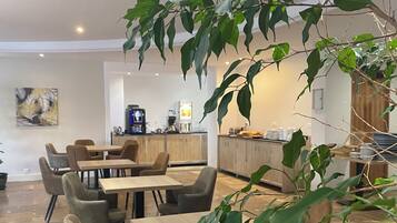 Petit déjeuner buffet servi tous les jours en supplément