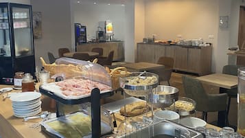 每日供應吃到飽早餐 (每人 EUR15)