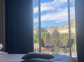 Caja de seguridad en la habitación, sistema de insonorización y cunas 