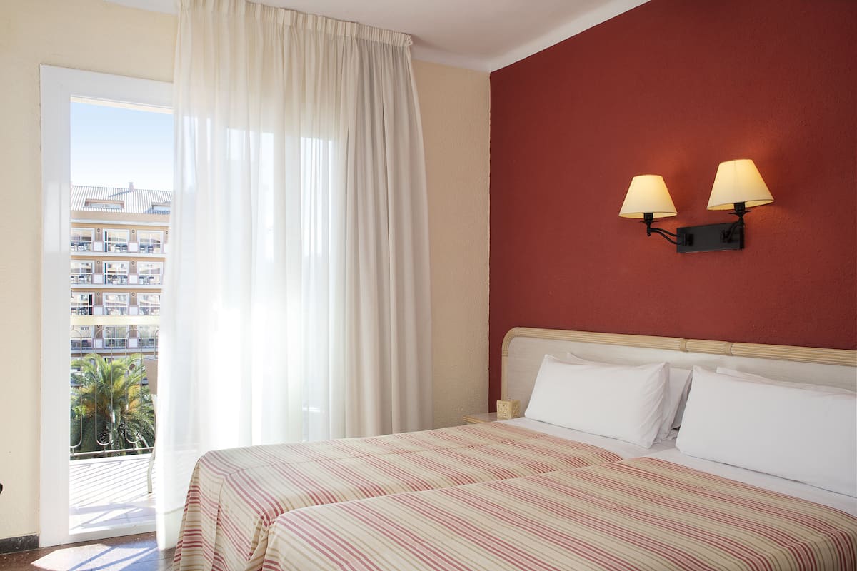 Hypo-allergenic bedding, down duvets, in-room safe, desk