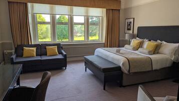 Junior Suite, 1 King Bed, Garden View | Premium bedding, in-room safe, desk, laptop workspace