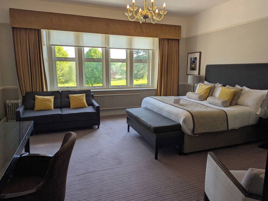 Suite junior, 1 cama de matrimonio grande, vistas al jardín | Ropa de cama de alta calidad, caja fuerte, escritorio