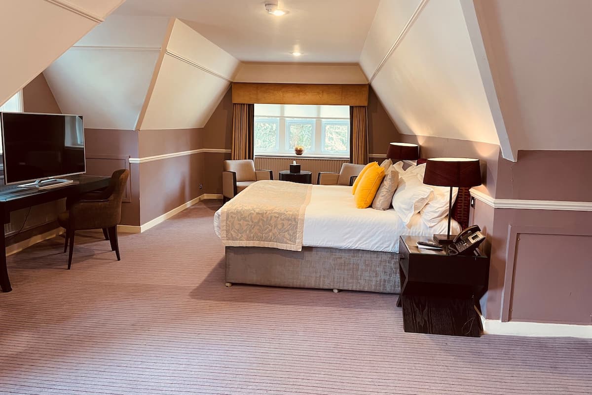 junior suite, 1 king bed, garden view | premium bedding, in-room safe, desk, laptop workspace