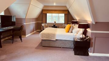 Junior Suite, 1 King Bed, Garden View | Premium bedding, in-room safe, desk, laptop workspace