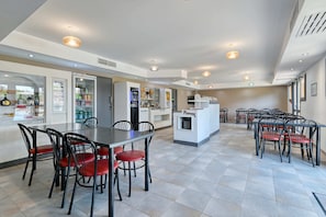 Petit déjeuner continental (9 EUR par personne)