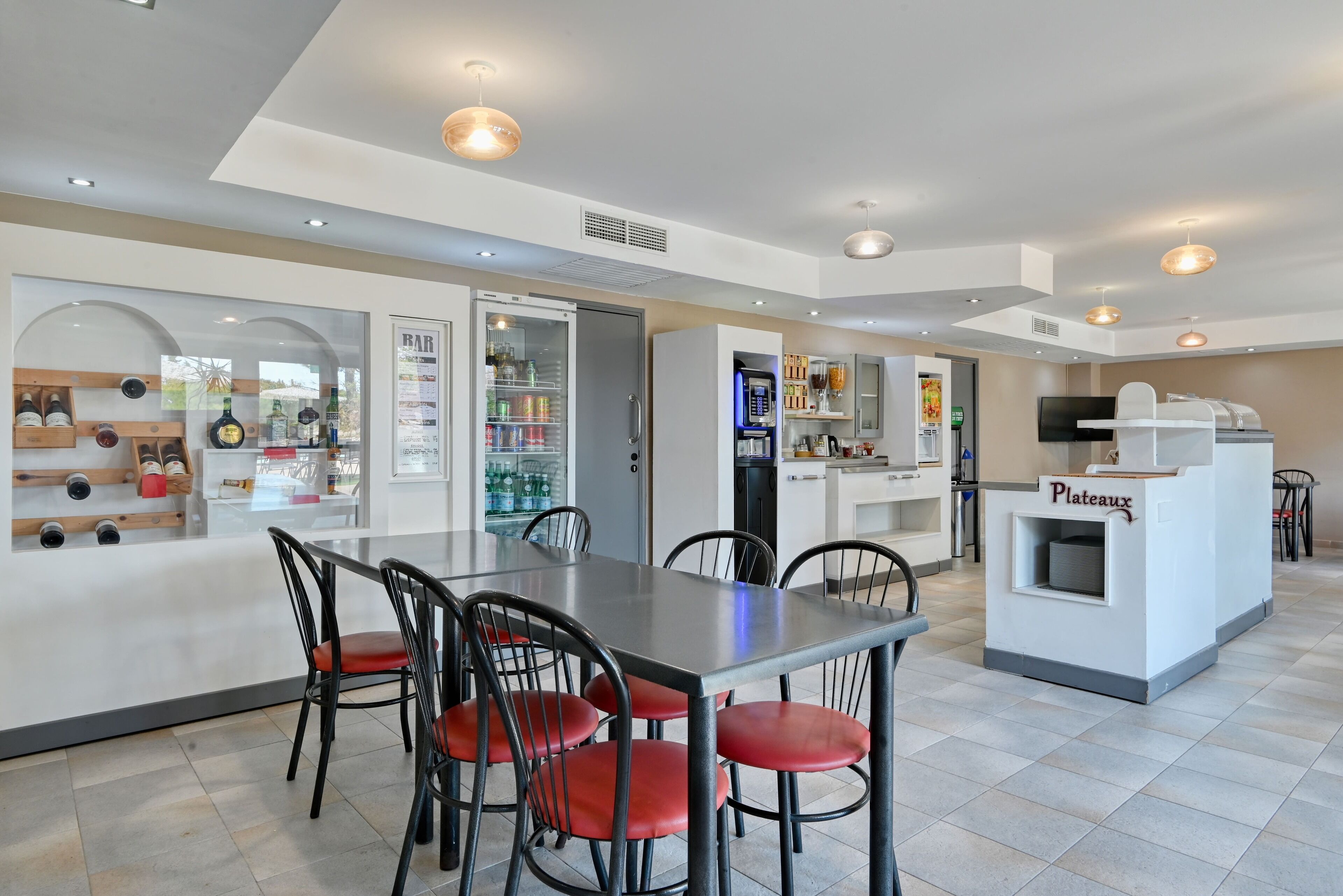 Daily continental breakfast (EUR 9 per person)