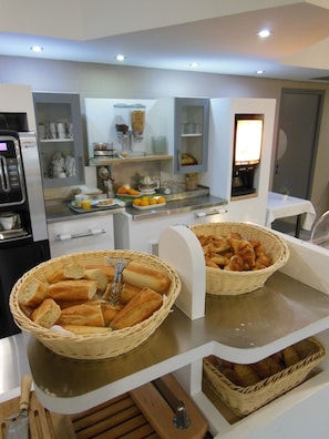 Daily continental breakfast (EUR 9 per person)