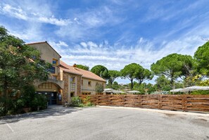 Free self-parking - La Villa Martégale (Martigues)