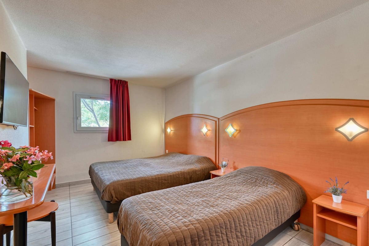 Driepersoonskamer, meerdere bedden | Luxe beddengoed, individueel gemeubileerd, een bureau
