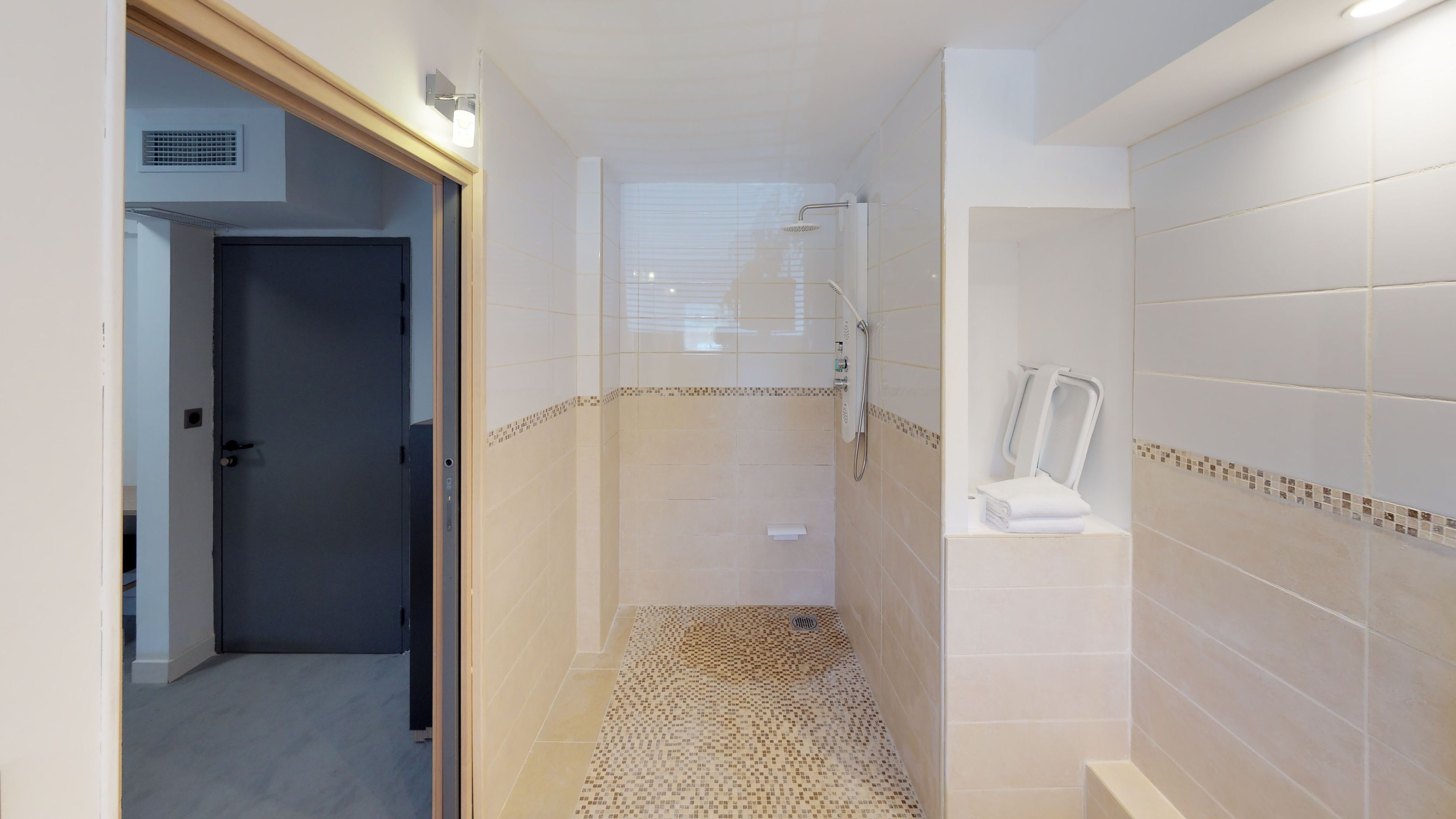 Ein modernes Badezimmer mit Dusche, Toilette und Waschbecken.