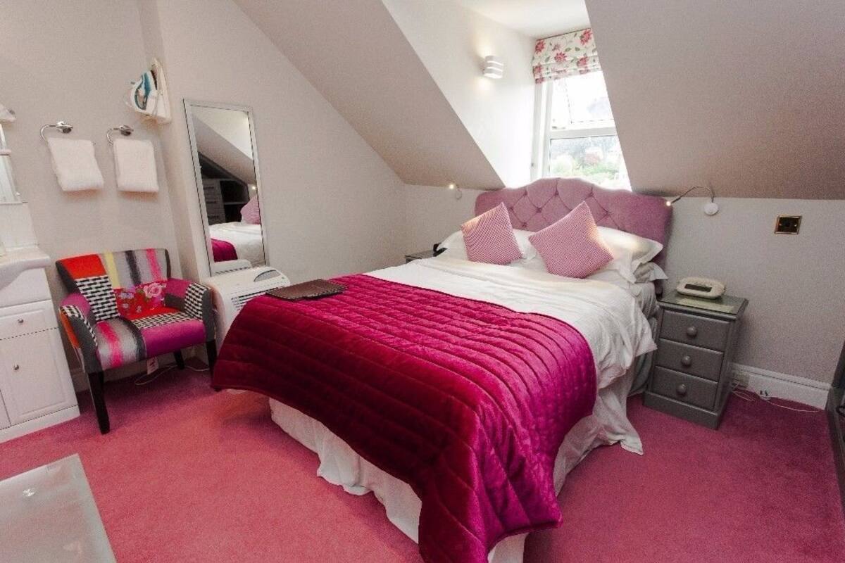 Chambre Standard, 1 lit double, salle de bains attenante (attic room with sloping ceiling)