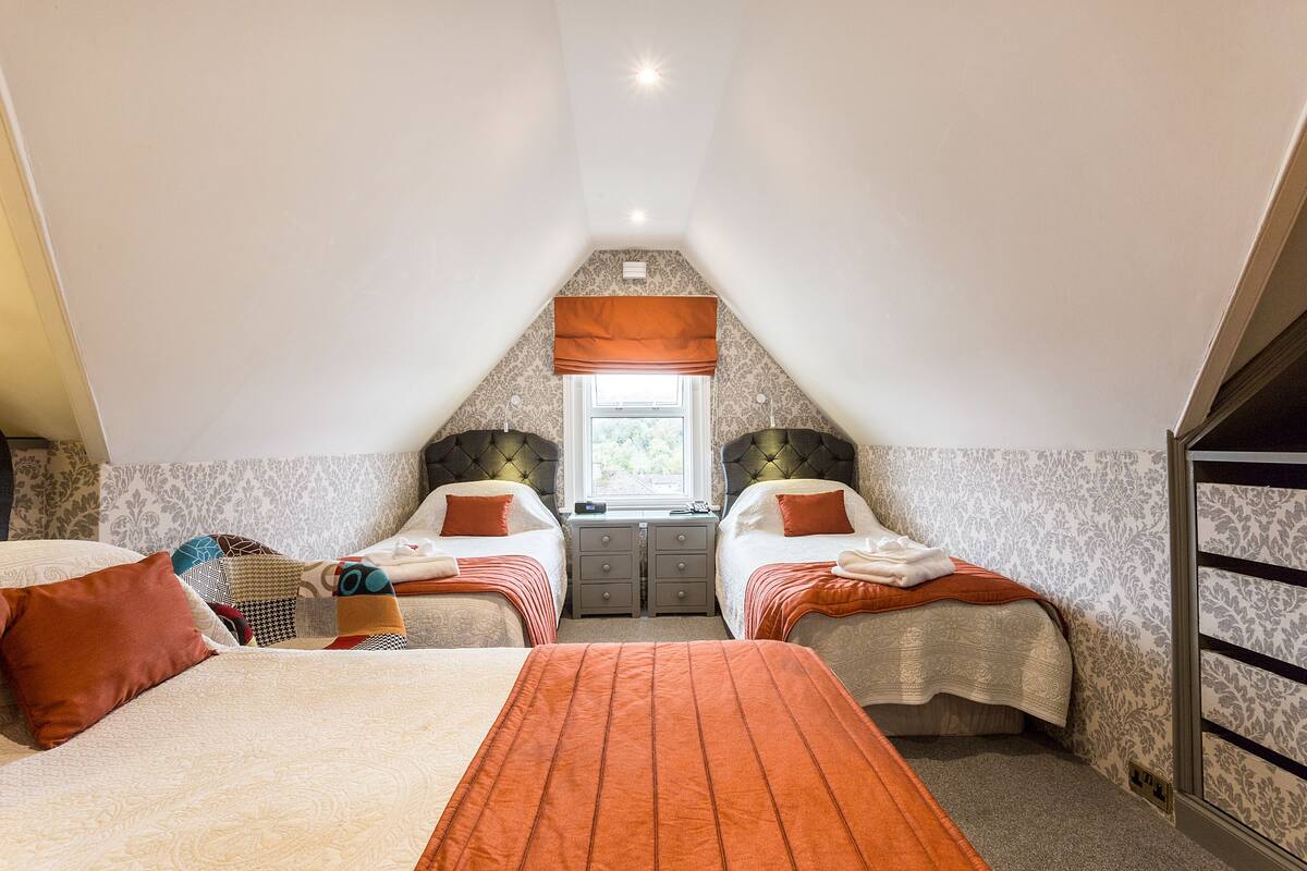Familienzimmer, 1 Schlafzimmer, Stadtblick (1 king bed, 2 single beds)