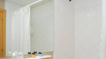 Suihkun ja ammeen yhdistelmä, ilmaiset hygieniatuotteet, pyyhkeet