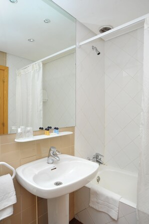 Ensemble douche/baignoire, articles de toilette gratuits