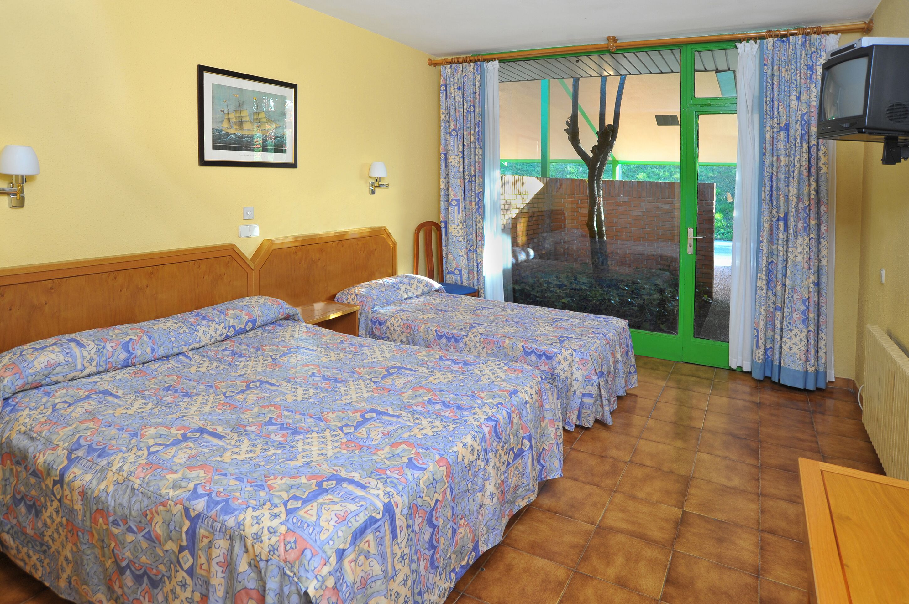 Triple Room (2+1) | Desk, soundproofing, free WiFi, bed sheets