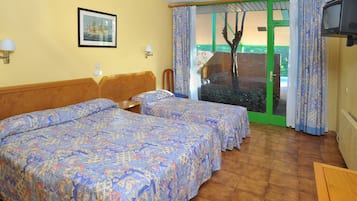 Triple Room (2+1) | Desk, soundproofing, free WiFi, bed sheets