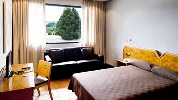 Kahden hengen huone | Työpöytä, äänieristys, ilmainen Wi-Fi, vuodevaatteet