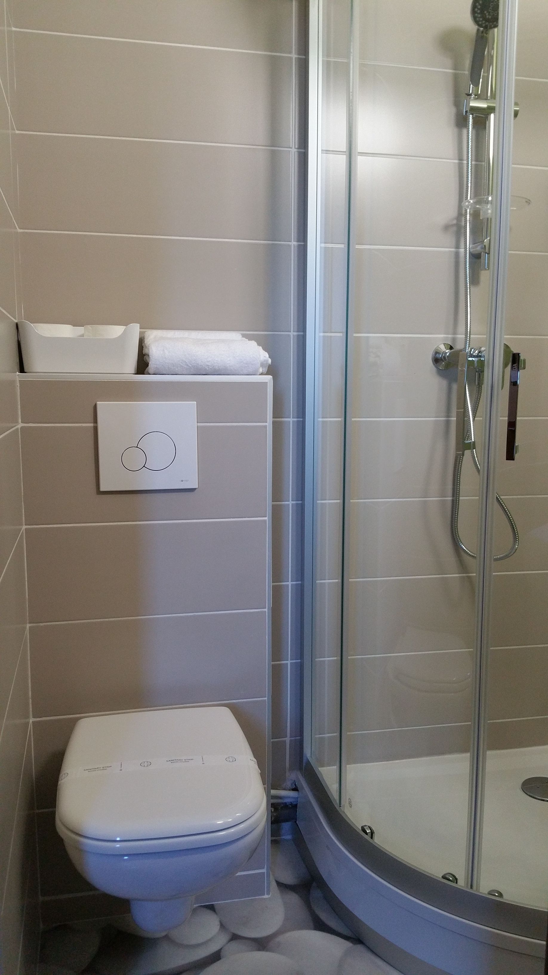 standard double room | bathroom | shower, free toiletries, hair dryer, towels