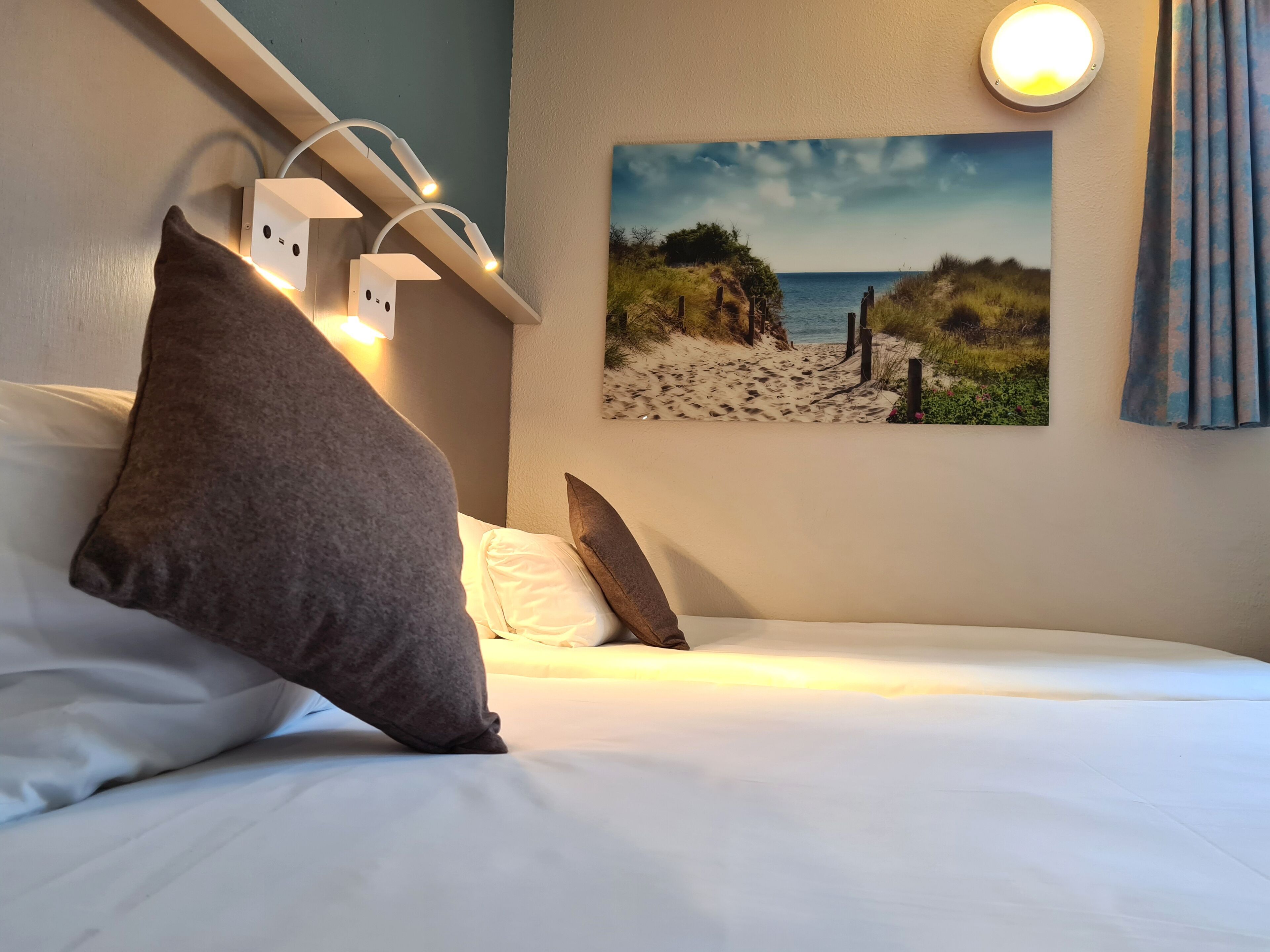 Roupas de cama premium, escrivaninha, quartos à prova de som