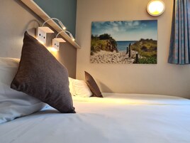 Ropa de cama de alta calidad, escritorio y sistema de insonorización