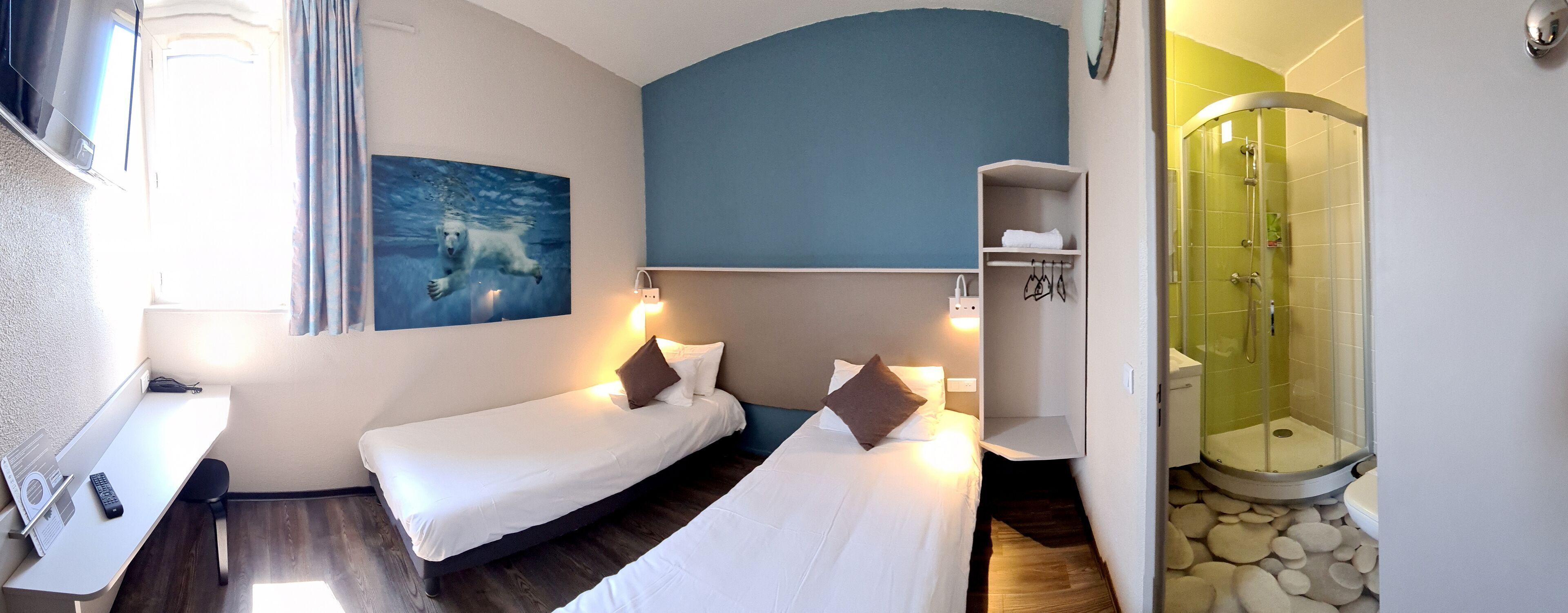 Roupas de cama premium, escrivaninha, quartos à prova de som