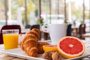 Frokostbuffé hver dag (mot et tillegg)