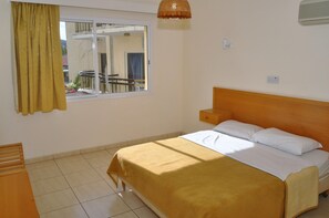 Caja de seguridad en la habitación y escritorio 