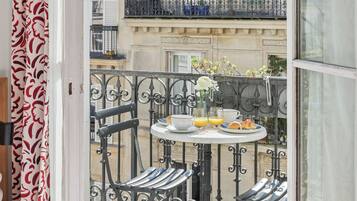 Superior kamer, balkon | Een kluis op de kamer, een strijkplank/strijkijzer, gratis wifi