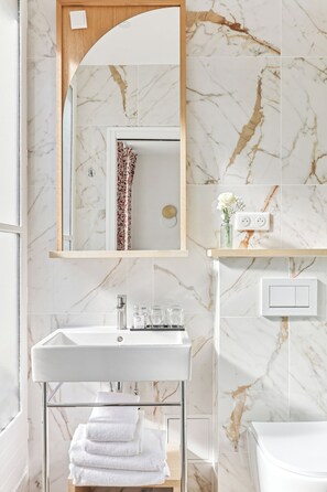 Superior kamer, balkon | Badkamer | Een douche, een haardroger, handdoeken