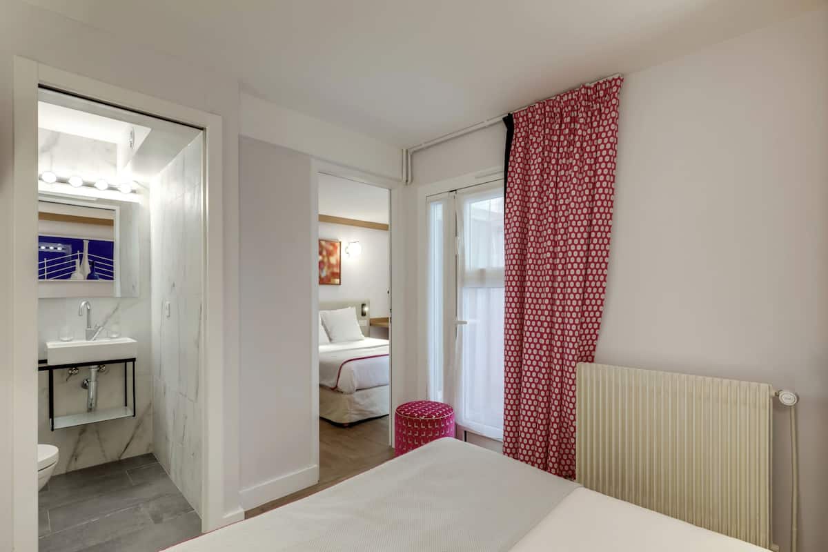 Habitación familiar, vistas al patio | Caja fuerte, tabla de planchar con plancha, wifi gratis y ropa de cama